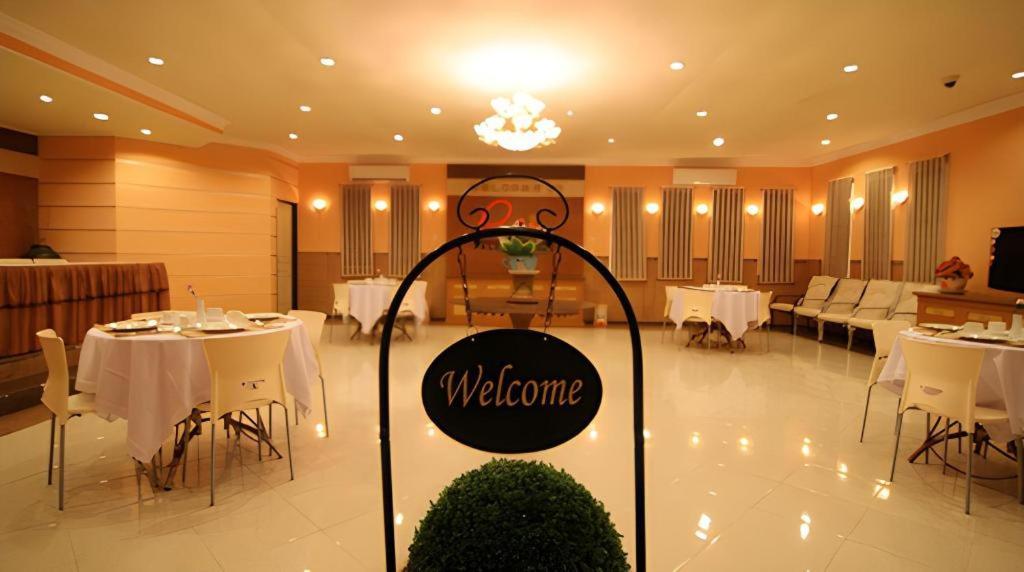 Patria Palace Hotel Blitar Exterior foto
