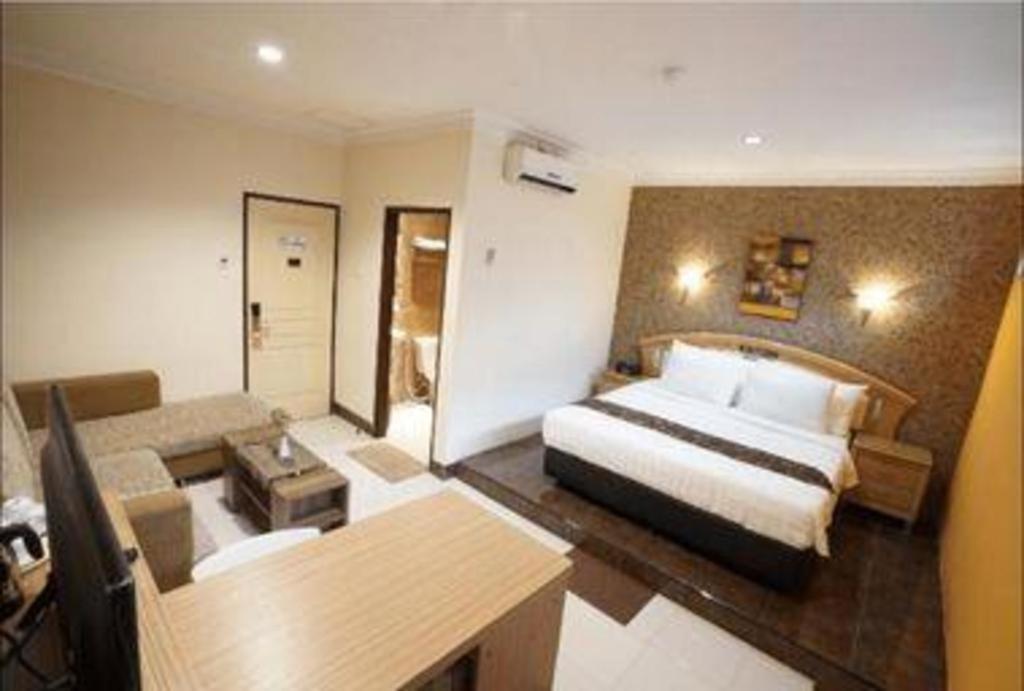 Patria Palace Hotel Blitar Exterior foto