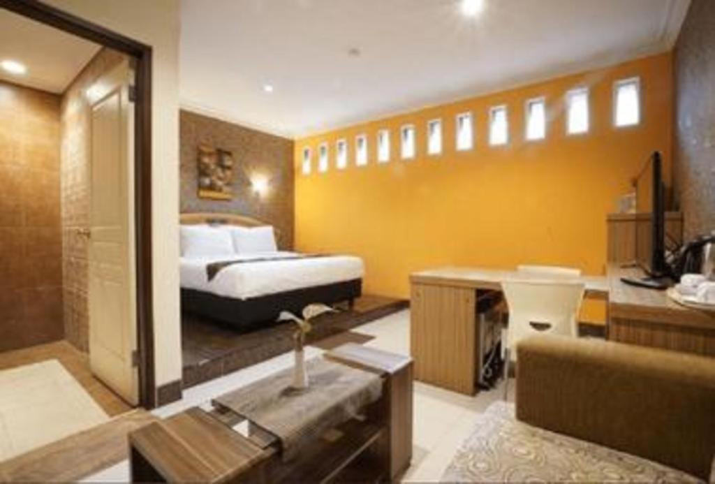 Patria Palace Hotel Blitar Exterior foto